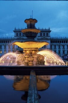 Recorrido a pie por cuidad de Guatemala y autobús público